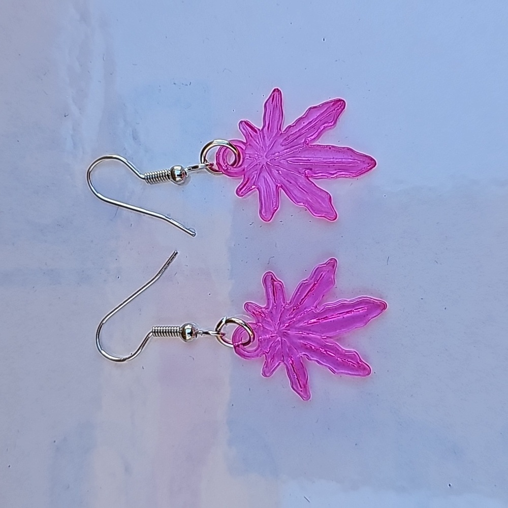 Maple leaf earring bright pink